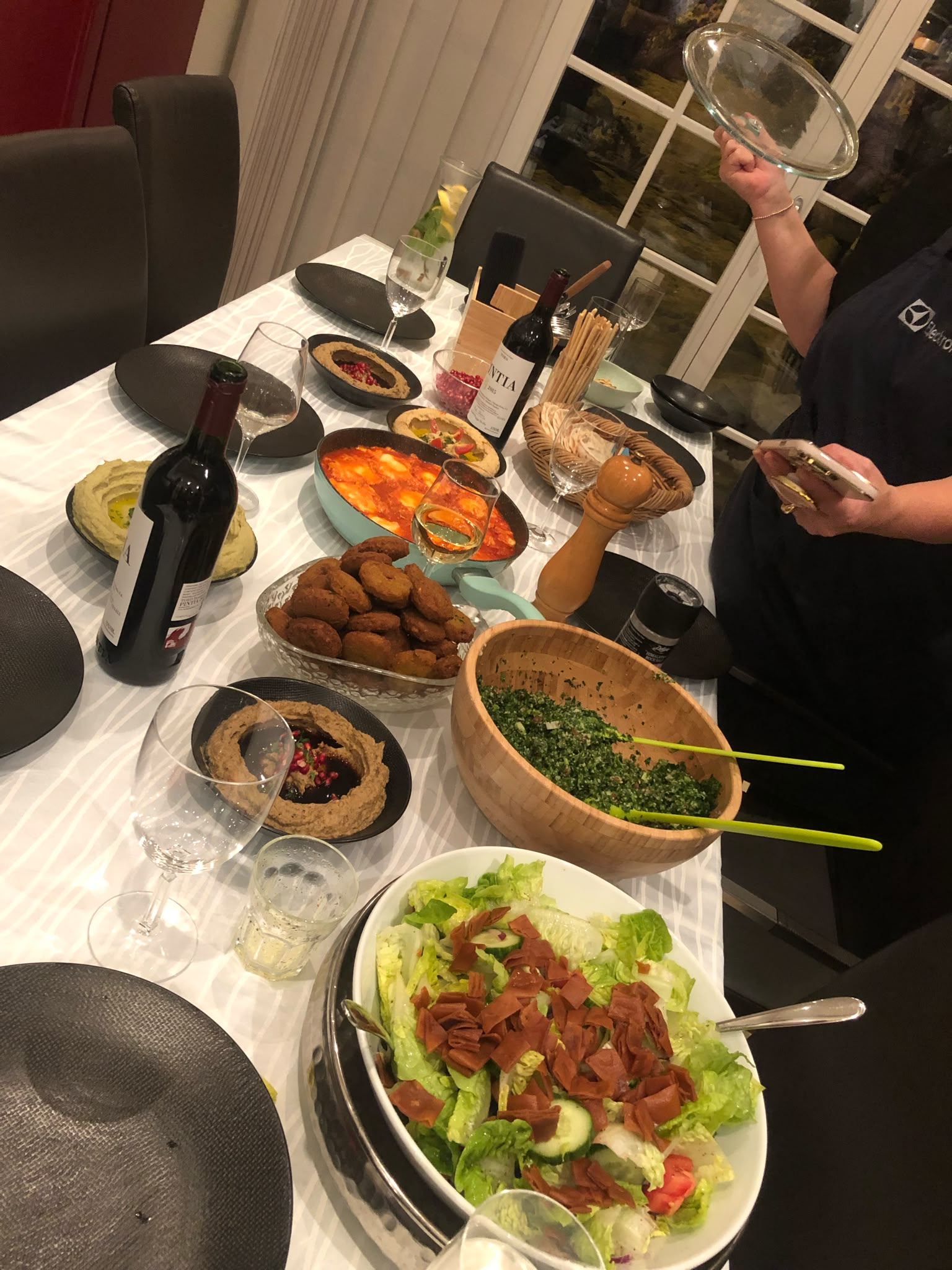 Die fertige Mezze-Tafel beim privaten Kochkurs zu Hause, elf libanesische Gerichte