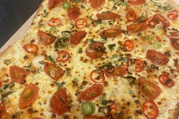 Flammkuchen mit Cherrytomaten und Chili