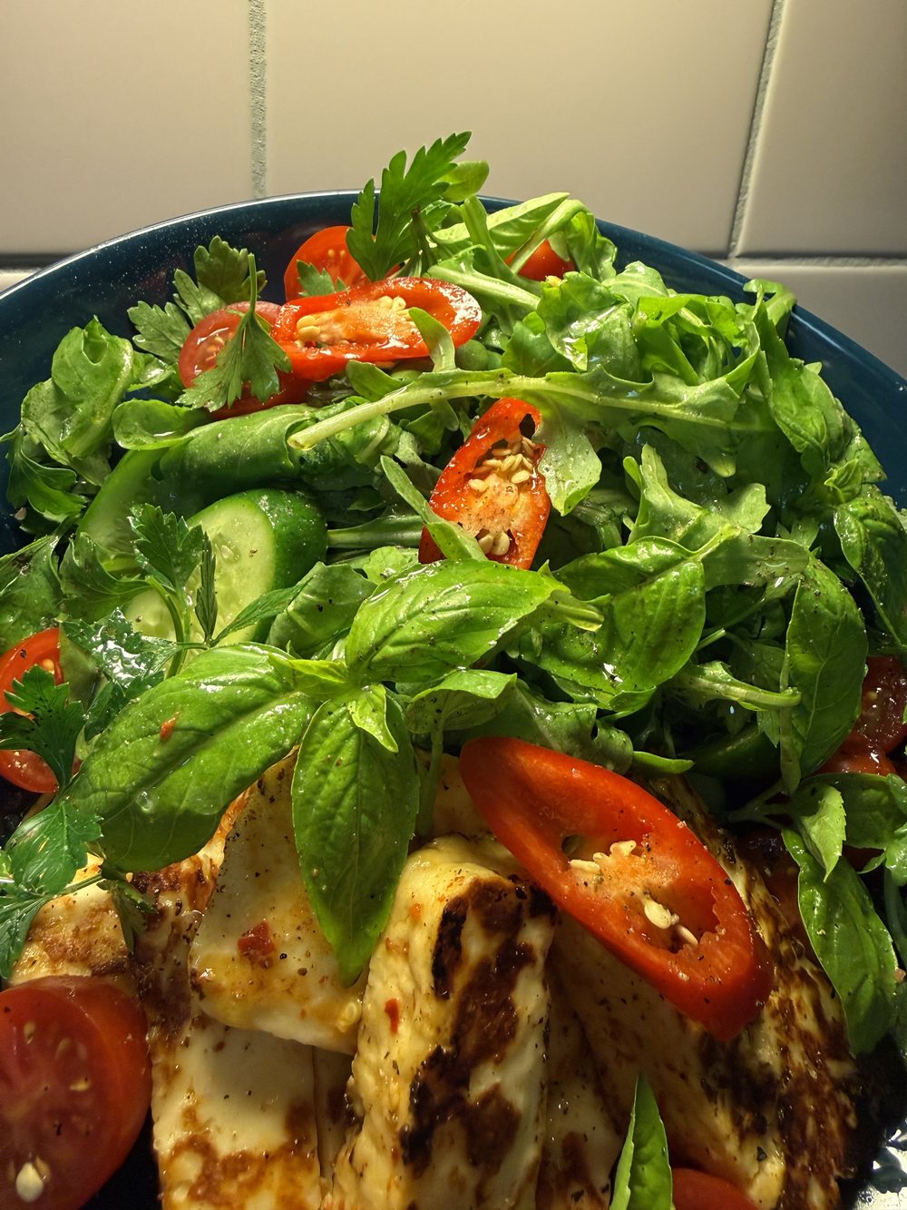 Grillierter Halloumi mit Rucolasalat, angerichtet in einer Schüssel