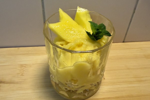 Mangosorbet im Glas mit Minze