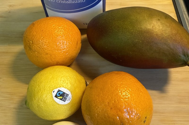 Schritt 1: Mango schälen und das Fruchtfleisch vom Stein lösen.
