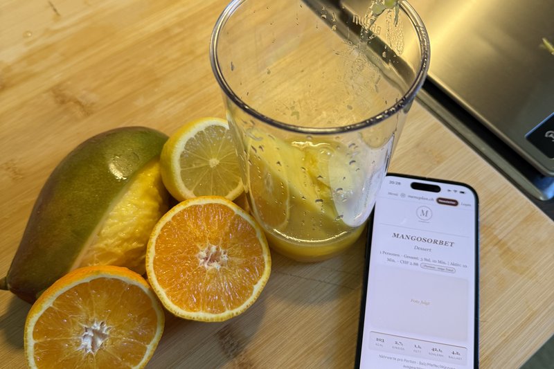 Schritt 2: Orange und Zitrone auspressen. Mango, beide Säfte, Zucker und das Eiweiss zusammen fein pürieren.