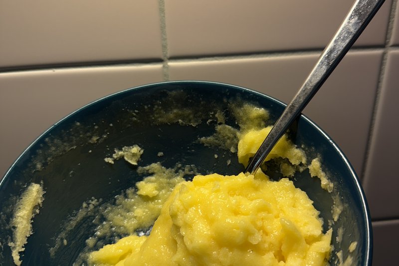 Schritt 4: Alle 30 Min. mit einer Gabel kräftig durchrühren, damit das Sorbet cremig bleibt.