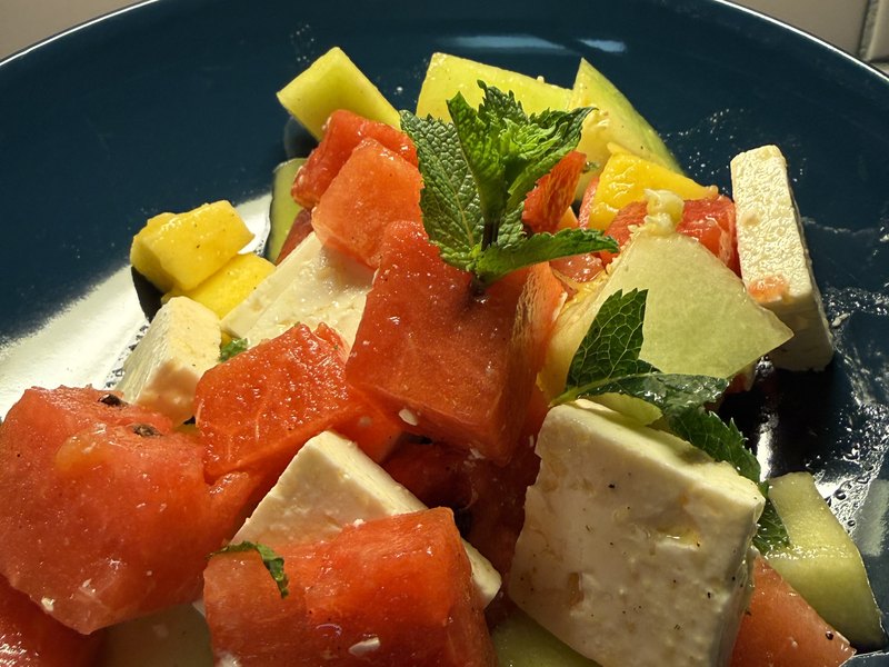 Melonen-Mango-Salat mit Feta und Minze