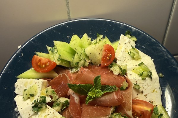 Melonen-Schinken-Salat mit Feta und Minze