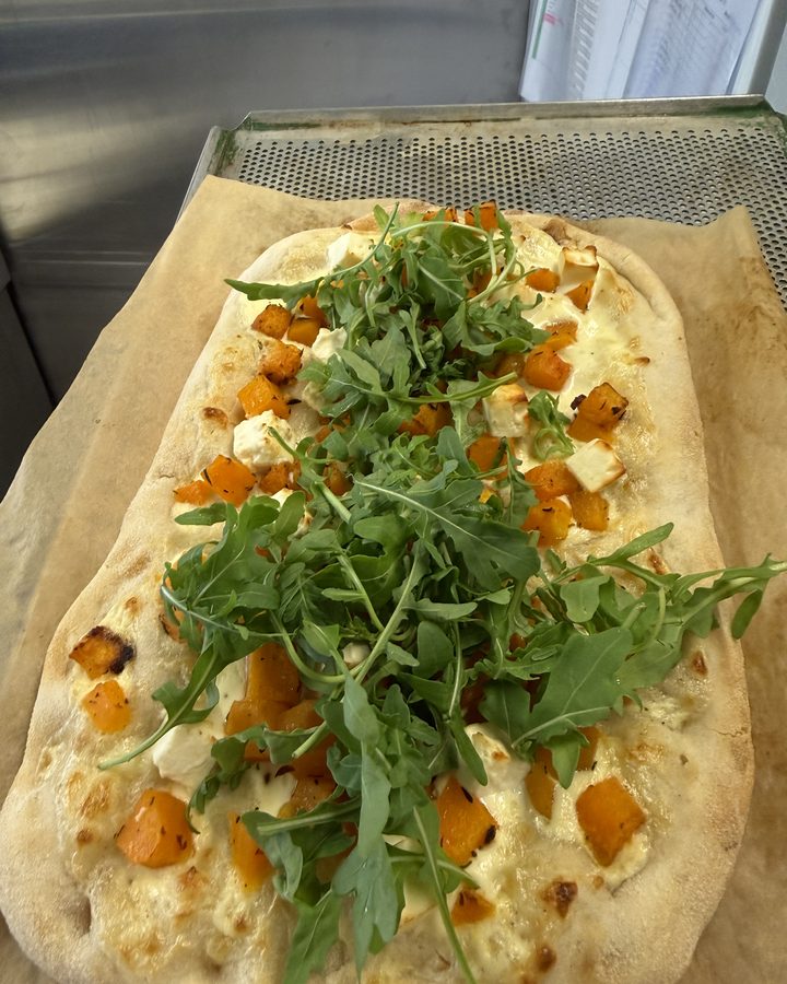 Pinsa Bianco mit Kürbis, Feta und Rucola