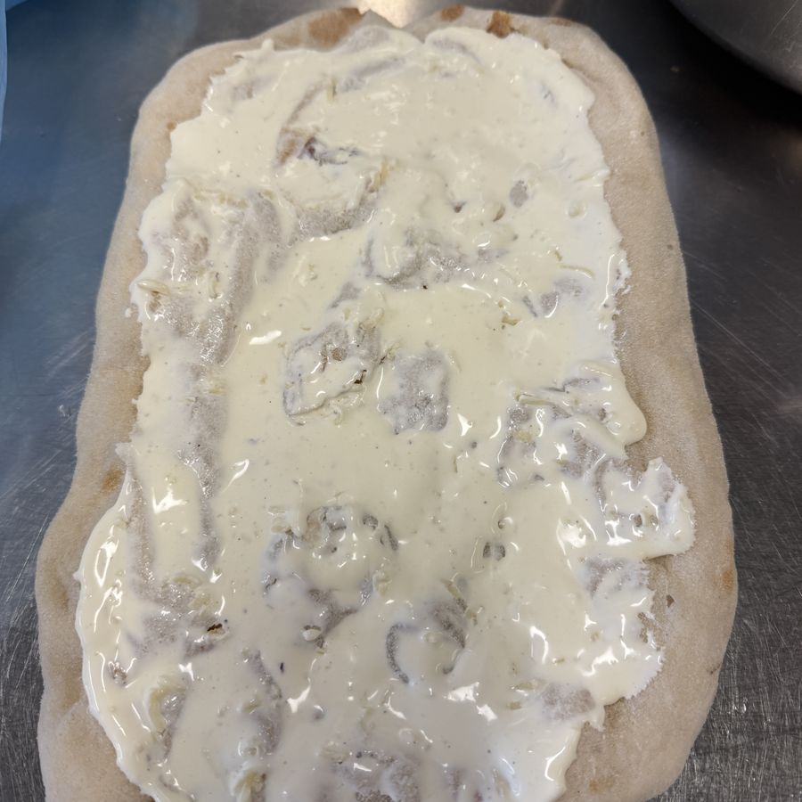 Schritt 2: Crème fraîche mit Salz und Pfeffer gleichmässig verstrichen.