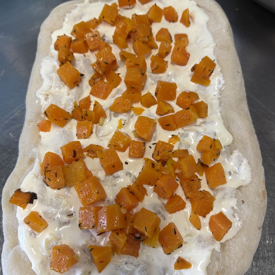 Schritt 3: Der vorgegarte Kürbis aus dem Airfryer, mit Thymian gewürzt.