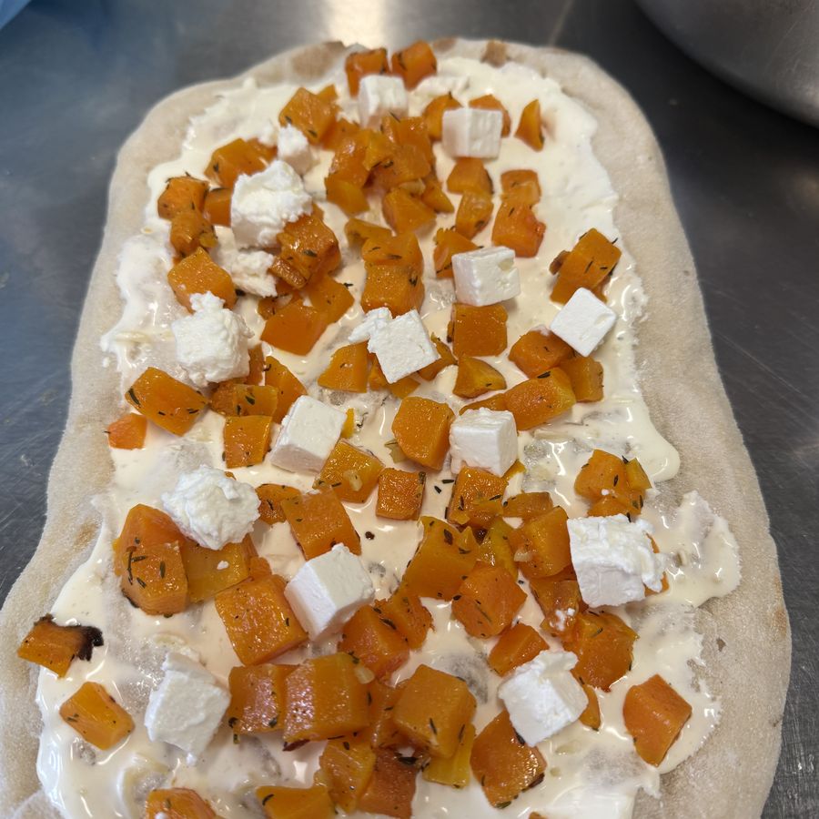 Schritt 4: Feta-Würfel zwischen den Kürbis setzen.