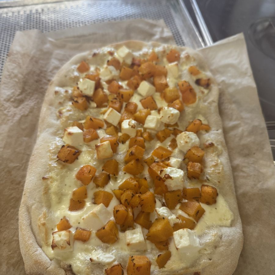 Schritt 5: Nach 10 Minuten bei 200 °C: Rand knusprig, Feta leicht gebräunt.