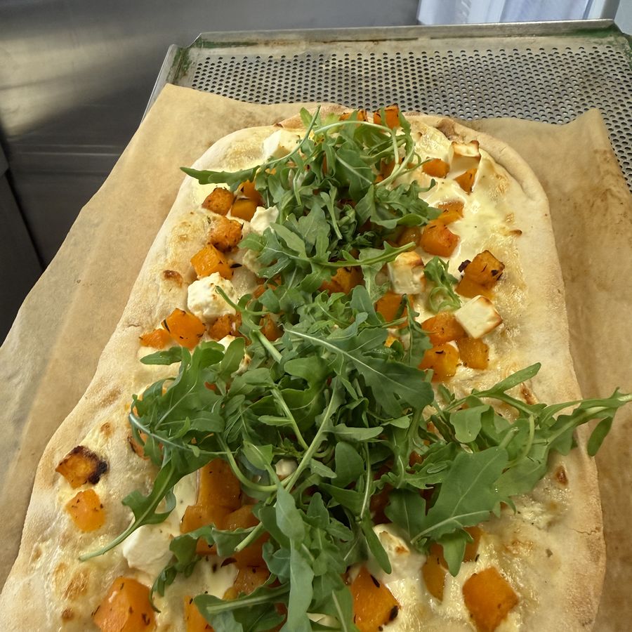 Schritt 6: Zum Schluss der Rucola, dann sofort servieren.
